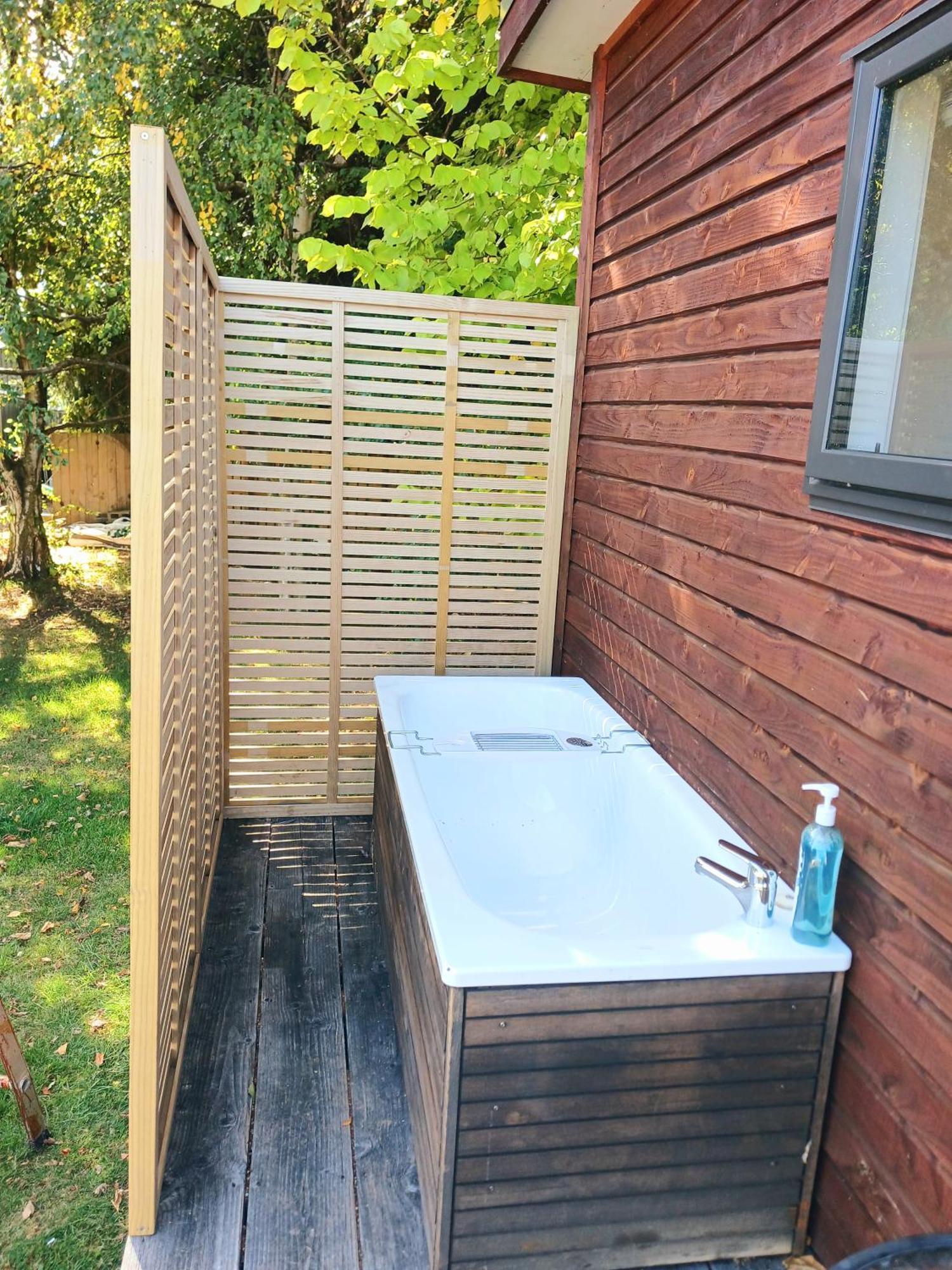 Lake Hawea Cabin With Mountain Views- Outdoor Bath! Bagian luar foto